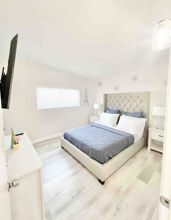 2 bedrooms, desk, iron/ironing board, travel cot - Lovely Modern Casita (San Diego)