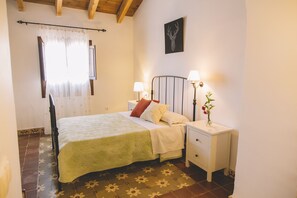 4 habitaciones, tabla de planchar con plancha y cuna de viaje