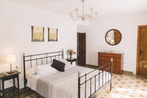 4 slaapkamers, een strijkplank/strijkijzer, reisbedje, gratis wifi