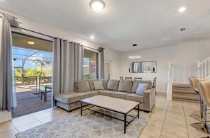 Smart TV, fireplace, table football, streaming services - ⭐⭐NEW!!!⭐⭐ Private Pool! In a Gated Resort Minutes from Disney! FREE Pool Heat! (Davenport)