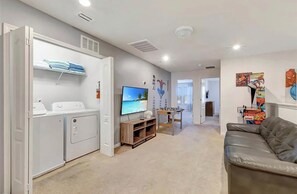 Una Smart TV, una chimenea, un futbolín, servicios de streaming