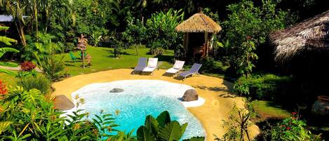 Una piscina al aire libre