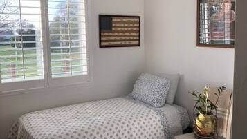 2 bedrooms, desk, iron/ironing board, free WiFi