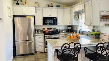 Frigorífico, microondas, horno y placa de cocina