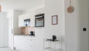Fridge, microwave, oven, stovetop - Close to the city center, with balcony, parking space and charging station (Koblenz)