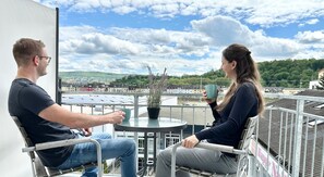 Property grounds - Close to the city center, with balcony, parking space and charging station (Koblenz)