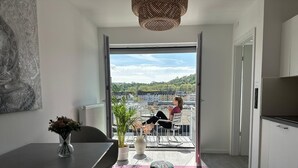 Un appartement moderne doté d’un balcon, d’un coin repas et d’une cuisine.