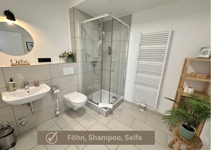 Shower, hair dryer, towels, soap - Close to the city center, with balcony, parking space and charging station (Koblenz)