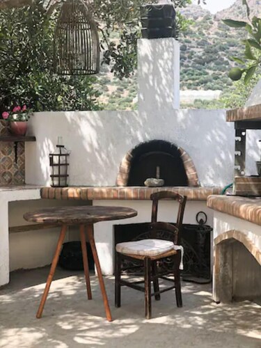 Traditional and cozy cretan guest house close to the beach