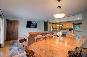 Dining - Premium 3BR 3BA with Hot Tub & Pool, near all of LaCrosse's Top Rated Activities (La Crosse)