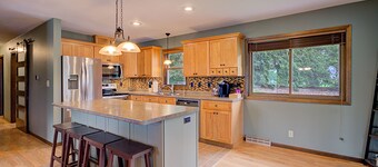 Premium 3BR 3BA with Hot Tub & Pool, near all of LaCrosse's Top Rated Activities