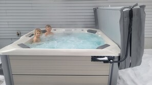 Outdoor spa tub - Premium 3BR 3BA with Hot Tub & Pool, near all of LaCrosse's Top Rated Activities (La Crosse)