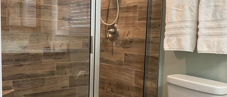 Dusche, Haartrockner, Handtücher, Seife