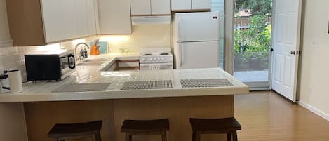 Frigorifero, microonde, forno, piano cottura