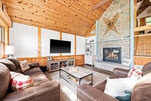 Una Smart TV, una chimenea, videojuegos, un futbolín