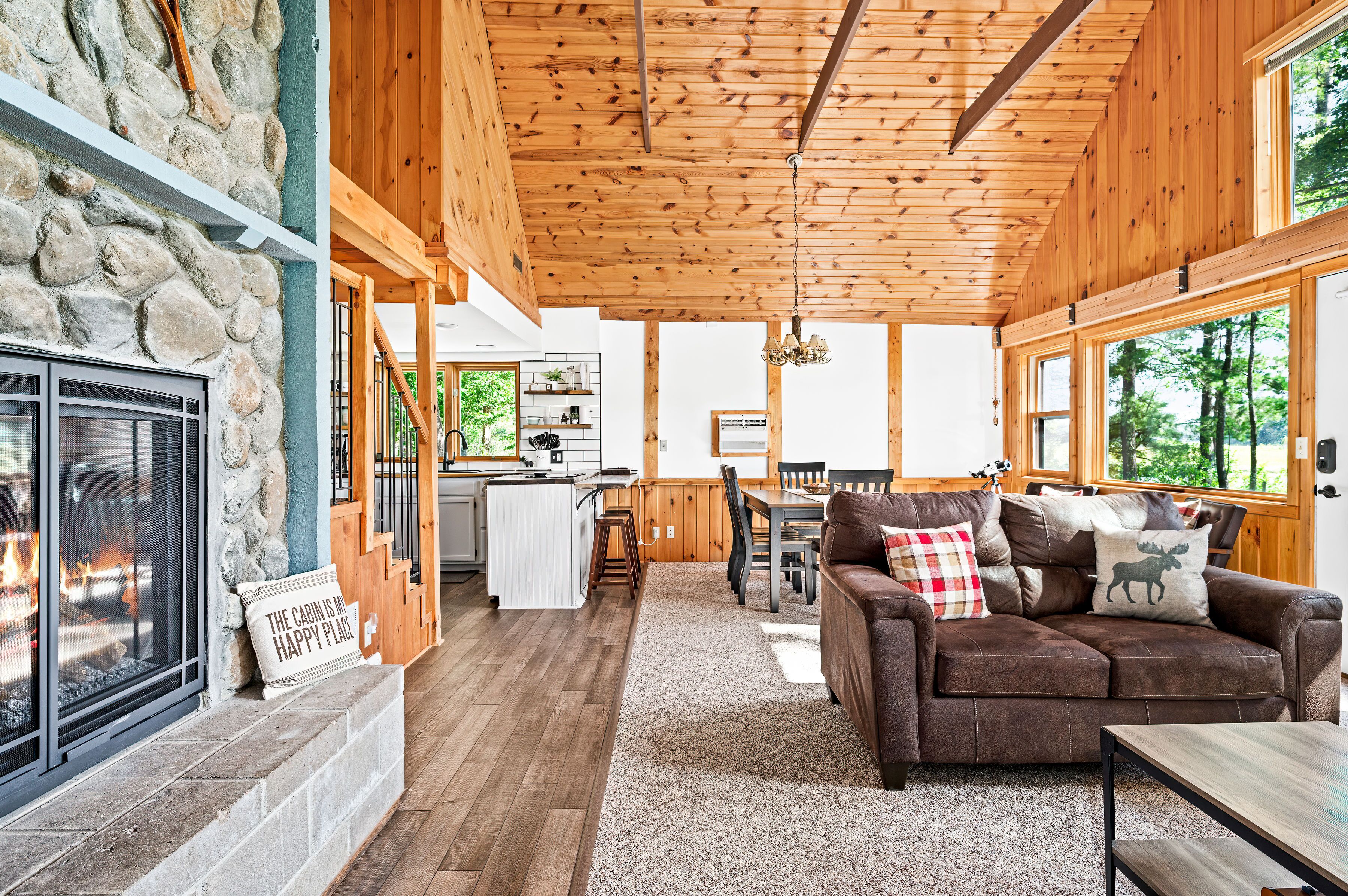 Smart TV, chimenea, videojuegos y futbolito 