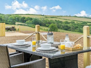Outdoor dining - 1 bedroom accommodation in Llanboidy, near Laugharne (Llanboidy, near Laugharne)