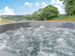 Bañera de hidromasaje al aire libre