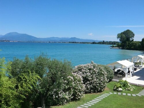 Doctor House - Chic apartment a stone's throw from the lake in beautiful Desenzano