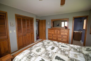 3 soverom, skrivebord, strykejern/-brett og reiseseng for barn