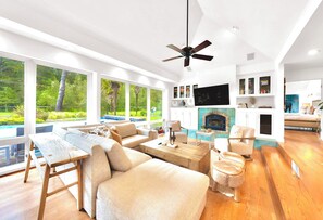 Deluxe-Haus | Wohnbereich | 60-Zoll-Smart-TV mit Digitalempfang, Kamin, Videospielkonsole