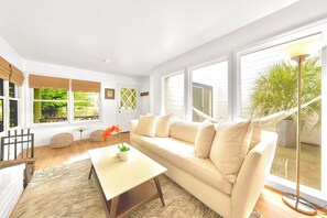 Deluxe-Haus | Wohnbereich | 60-Zoll-Smart-TV mit Digitalempfang, Kamin, Videospielkonsole