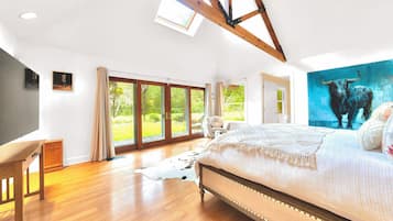 Deluxe House | 4 bedrooms, Egyptian cotton sheets, premium bedding, down duvets