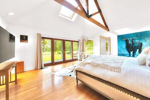 Deluxe House | 4 bedrooms, Egyptian cotton sheets, premium bedding, down comforters