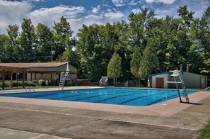 Utendørsbasseng og et oppvarmet basseng