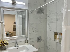 Banheira, secador de cabelo, toalhas de banho, shampoo