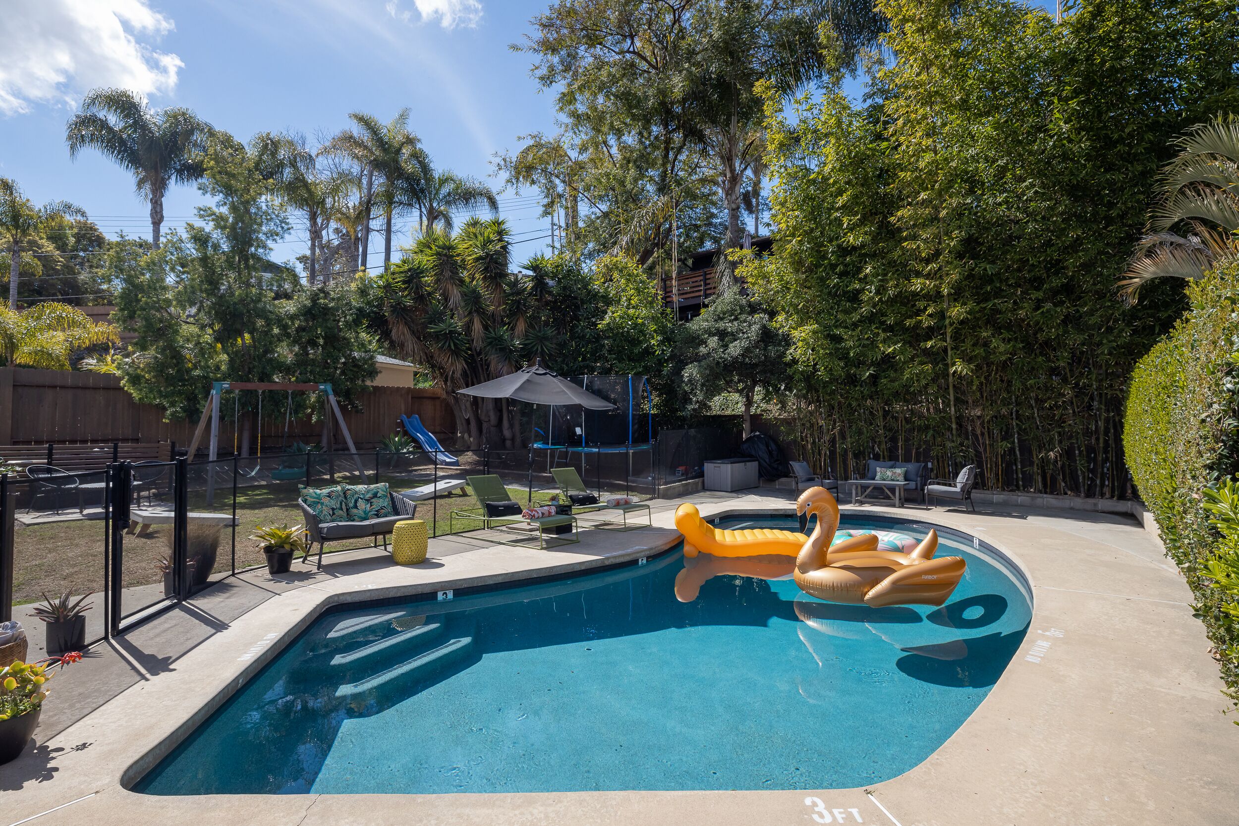 Een buitenzwembad en een verwarmd zwembad