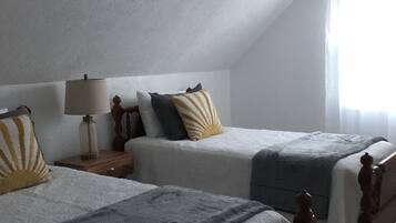 3 bedrooms, desk, iron/ironing board, free WiFi