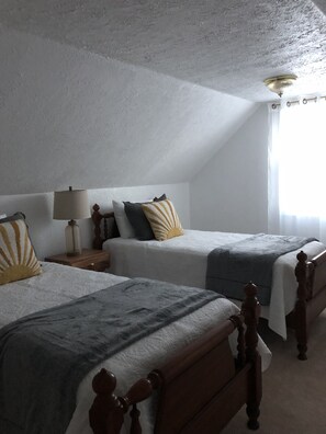 3 bedrooms, desk, iron/ironing board, free WiFi