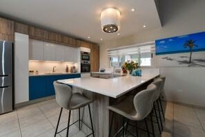 Réfrigérateur, four à micro-ondes, un four, surface de cuisson