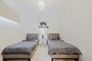 4 habitaciones, escritorio y tabla de planchar con plancha