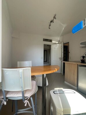 Réfrigérateur, four à micro-ondes, surface de cuisson, cafetière-théière