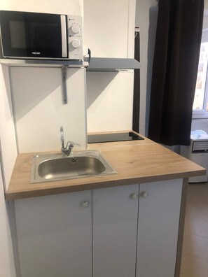 Réfrigérateur, micro-ondes, plaque de cuisson, cafetière/bouilloire
