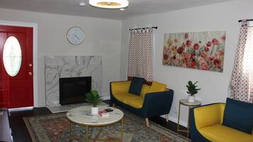 Smart TV, fireplace, Netflix, streaming services