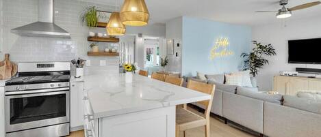 冷蔵庫、電子レンジ、オーブン、コンロ