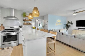 Private kitchen - Colorful & Comfy Gem: Close to Beach - Yard - w A/C (Encinitas)