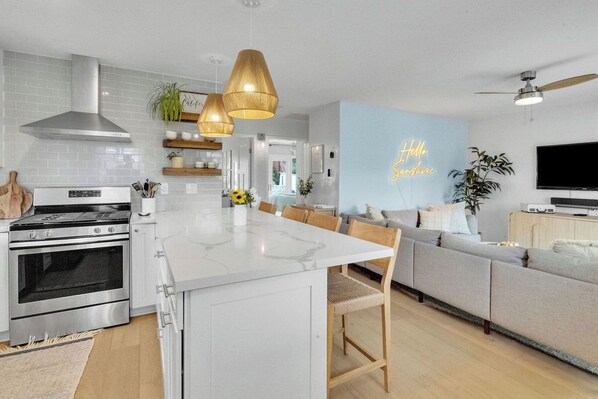 Refrigerador, microondas, horno y parrilla de estufa