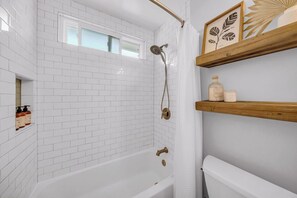 Ensemble douche/baignoire, sèche-cheveux, serviettes fournies, savon