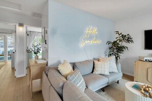 Una Smart TV, libros, un reproductor estéreo