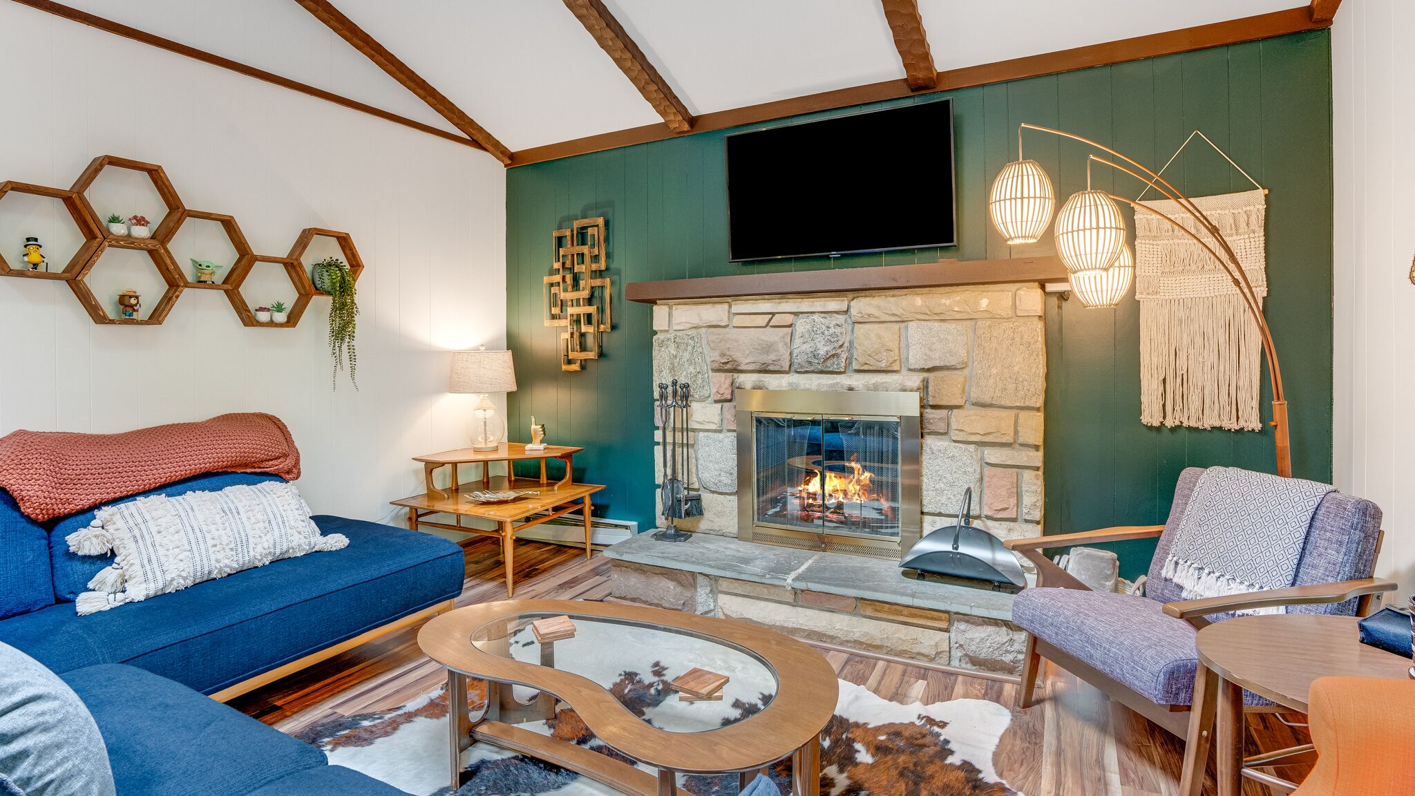 Smart TV, fireplace, Netflix, streaming services