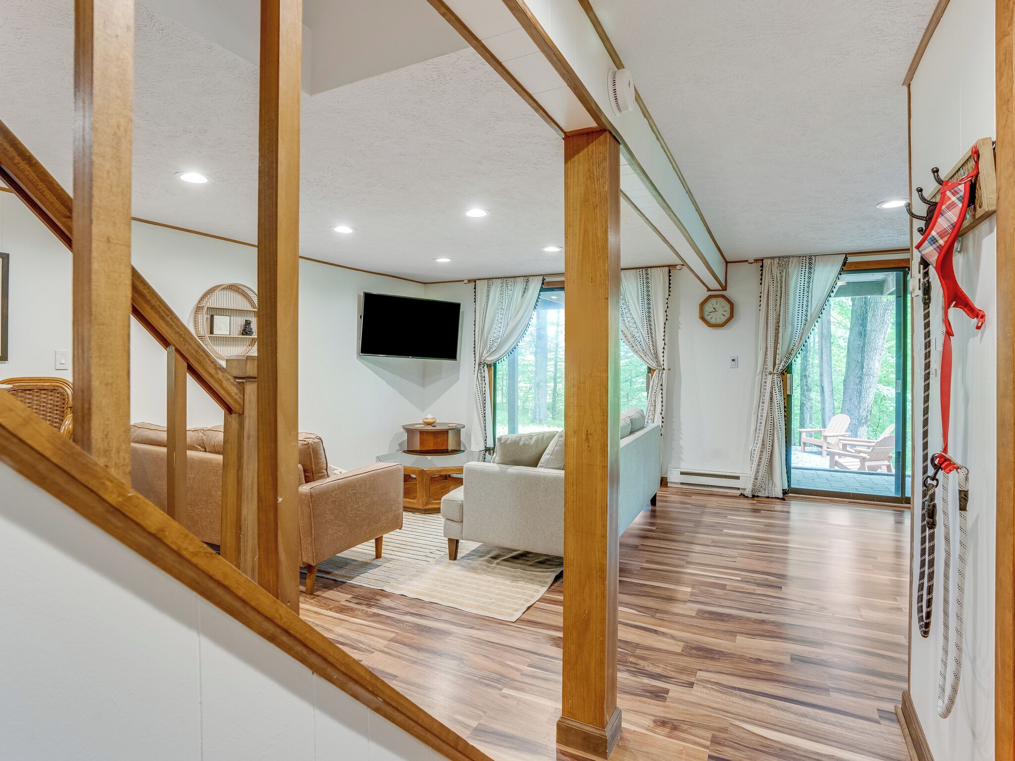 Smart TV, fireplace, Netflix, streaming services