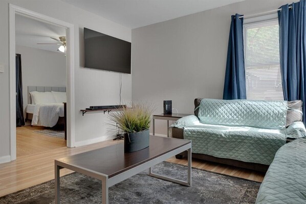 1 室のベッドルーム、デスク、アイロン / アイロン台、WiFi (無料)