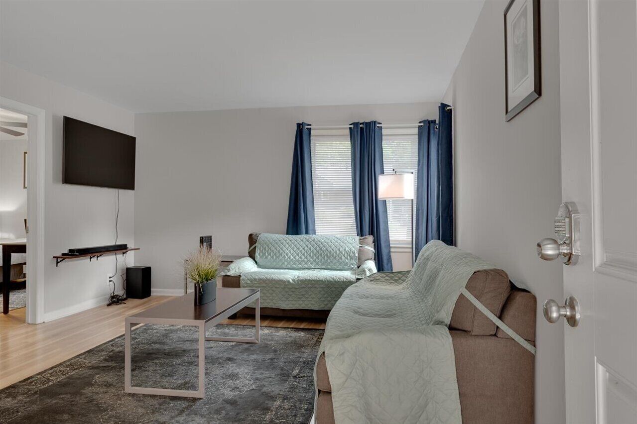 Smart TV, computer monitors