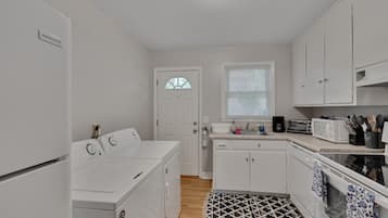 Een koelkast, een magnetron, een oven, een kookplaat