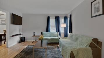 Een smart-tv en een computerscherm