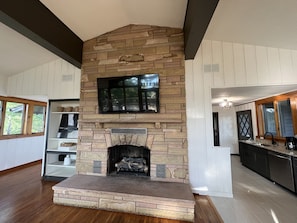 Smart TV, chimenea, futbolito y tenis de mesa